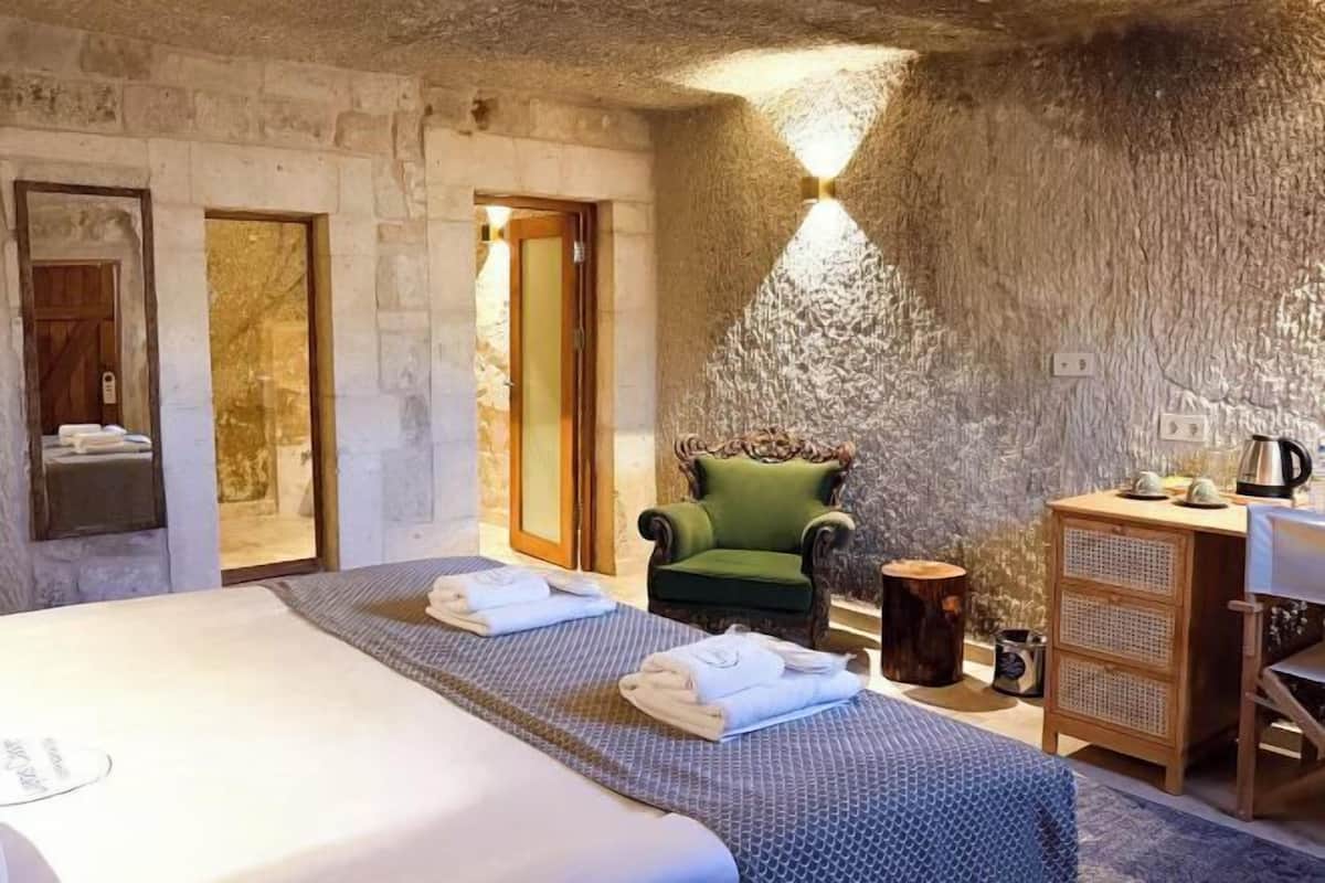 1 bedroom, premium bedding, memory-foam beds, minibar