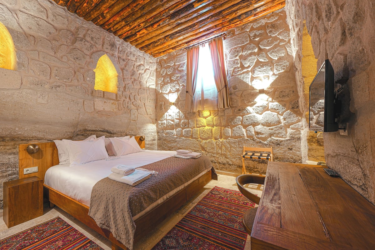 Deluxe Room | 1 bedroom, premium bedding, memory foam beds, minibar