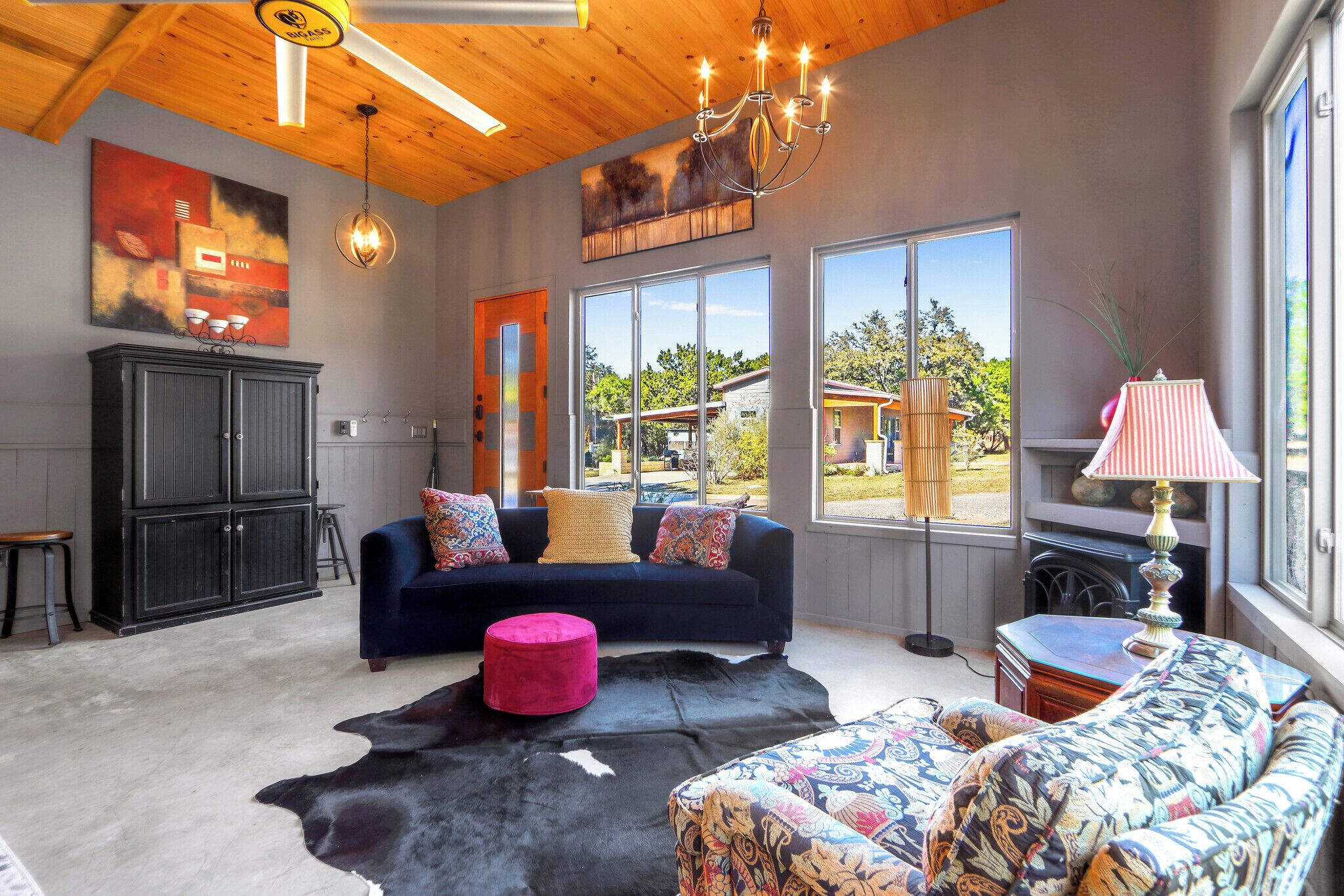 Televisión y chimenea 