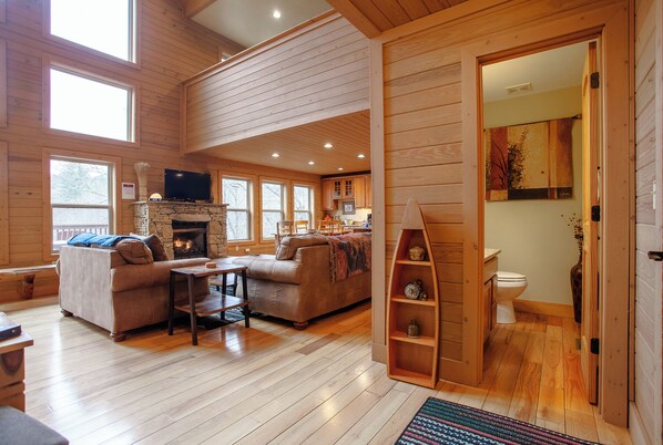 Smart TV, fireplace - Almond Joy Hideaway Luxury cabin, fire pit, Bryson City, Fontana Lake (Almond)