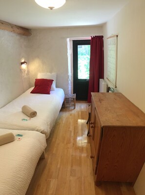 2 bedrooms, iron/ironing board, free WiFi