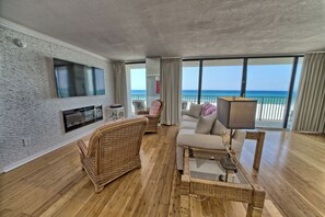 Televisie en een open haard