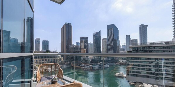 Outdoor dining - StayShort - Chic Marina-View Studio in Bay Central, Marina! (Dubai Marina)
