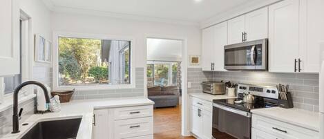 Refrigerador, microondas, horno y parrilla de estufa