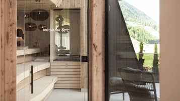 Un centre de bien-être avec un décor intérieur en bois, un comptoir d’accueil et une vue sur un paysage montagneux.