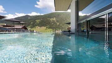 Una piscina cubierta, una piscina al aire libre