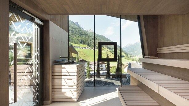 Un intérieur moderne doté d’une grande fenêtre offrant une vue panoramique sur les montagnes.