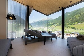 Un salon moderne avec un canapé, une petite table et un lampadaire.