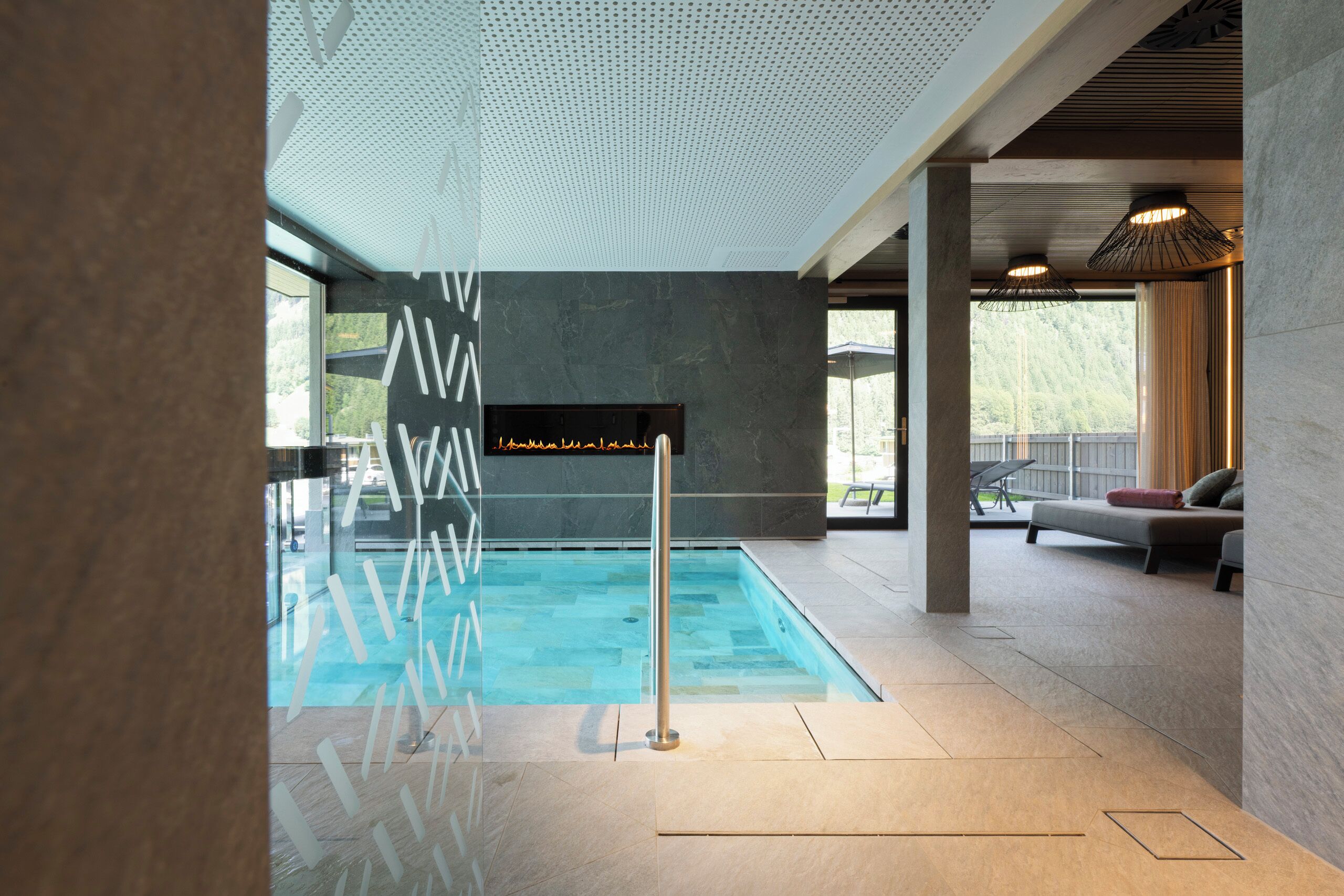 Indoor/outdoor pool