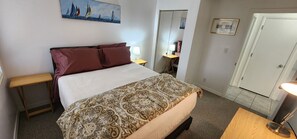 1 bedroom, free WiFi, bed sheets - Your Waterfront Piece of Paradise Awaits! Enjoy a gorgeous water view sunrise (Tierra Verde)