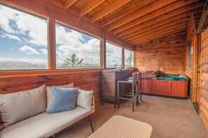 TV, fireplace - Moonlight Lodge Family Cabin (Pigeon Forge)