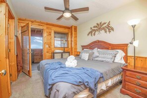 2 bedrooms, iron/ironing board, WiFi, bed sheets - Pigeon Forge TN Cabin, Close to Parkway (Pigeon Forge)
