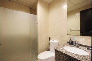 Een douche, een haardroger, handdoeken