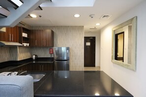 Geladeira, micro-ondas, cooktop, cafeteira/chaleira