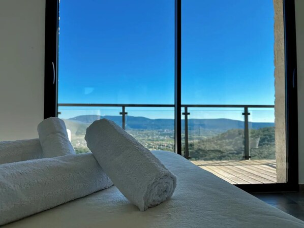 3 bedrooms, desk, iron/ironing board, travel cot