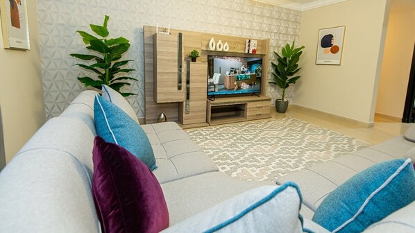 Living area - Spacious 3-bedroom apartment Pool View Near the Airport (Cairo Governorate)