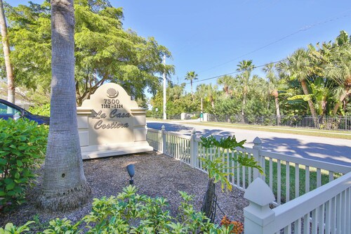 Luxury Beachfront Condo w/ Heated Pool, Hot Tub, Beach Gear & More