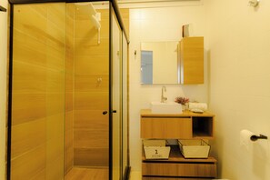 Apartamento | Baño | Ducha, secador de pelo, toallas y papel higiénico