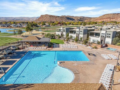 Villa #12 at Bloomington Country Club: Pool, Golf, Restaurant