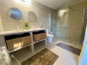 Een douche, een haardroger, handdoeken
