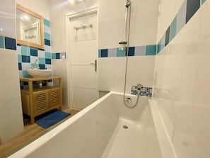 Shower, hair dryer, towels