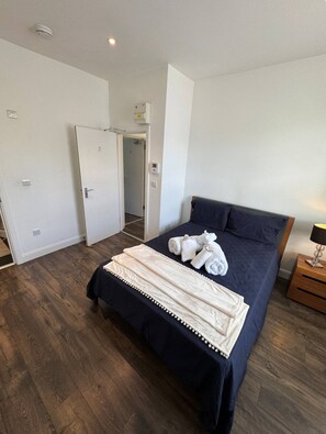 5 bedrooms, iron/ironing board, WiFi, bed sheets