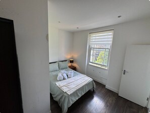 5 bedrooms, iron/ironing board, WiFi, bed sheets - Modern 2BR En-Suite Apt with Private Bathroom (London)