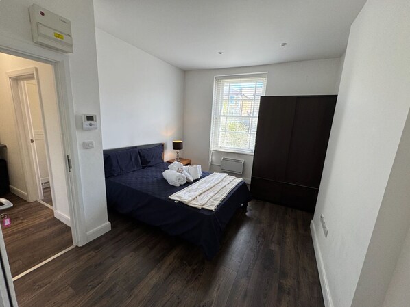 5 bedrooms, iron/ironing board, WiFi, bed sheets