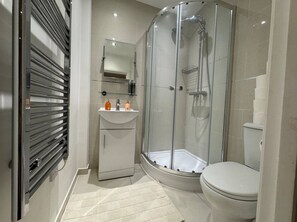 Shower, hair dryer, towels, soap - Modern 2BR En-Suite Apt with Private Bathroom (London)