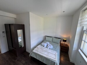 5 bedrooms, iron/ironing board, WiFi, bed sheets