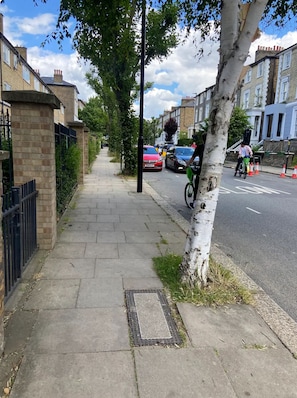 Property grounds - Modern 2BR En-Suite Apt with Private Bathroom (London)