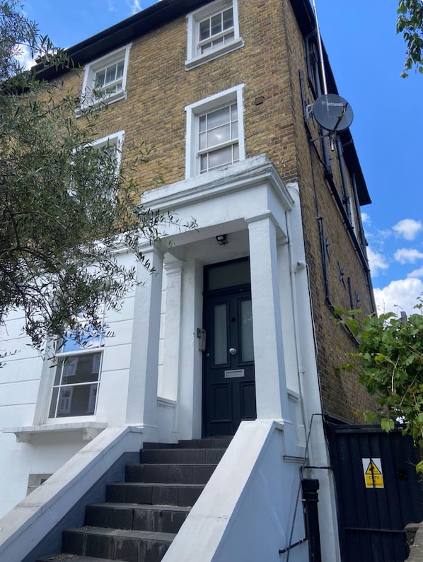 Exterior detail - Modern 2BR En-Suite Apt with Private Bathroom (London)