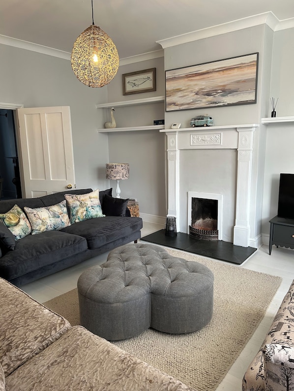Smart TV, fireplace