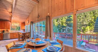 G's River View! Enchanting & Fun Family Cabin! NEW! On River & Golf Course