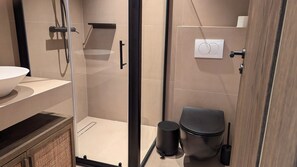 Een douche, een haardroger, handdoeken