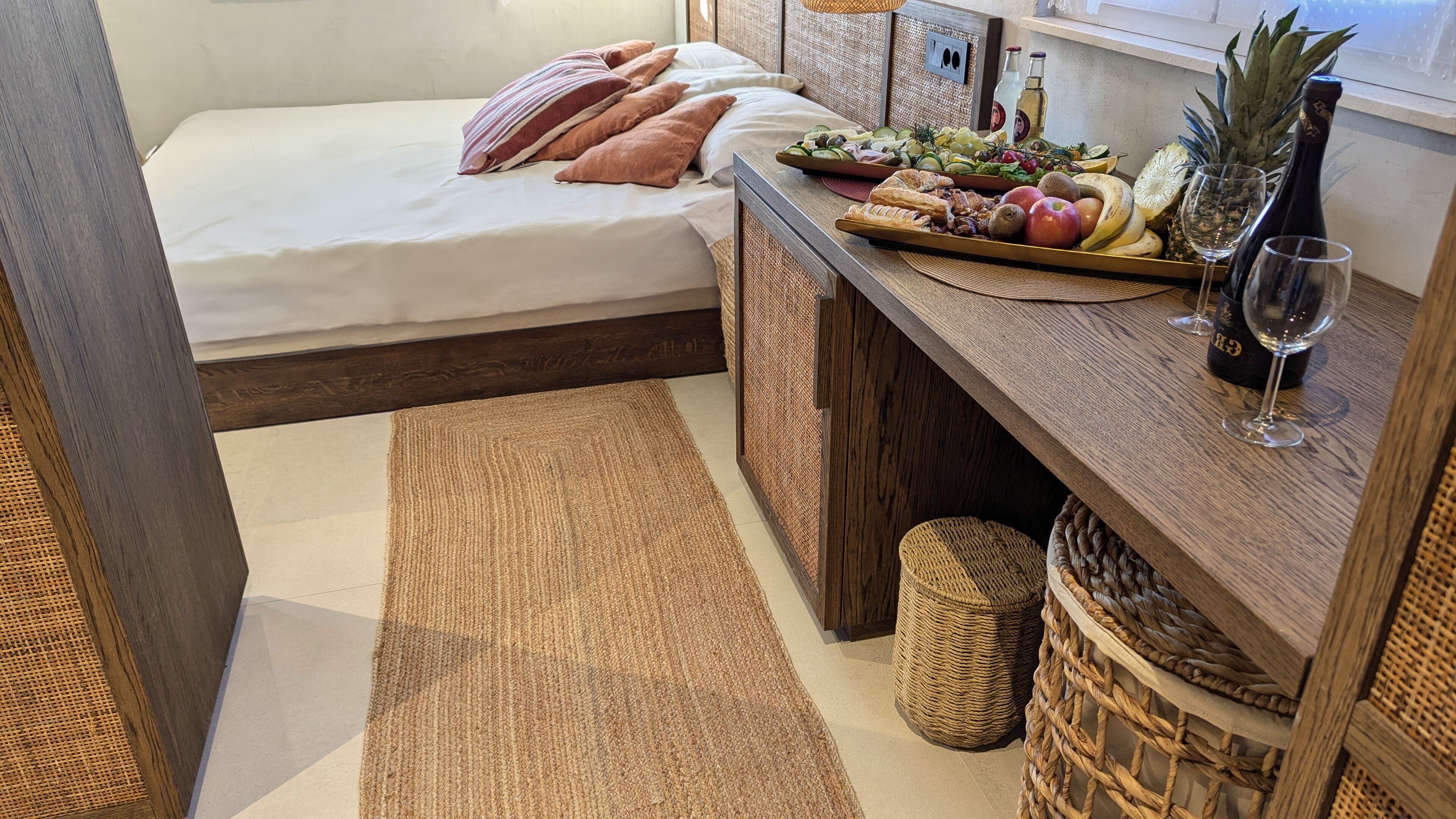 1 bedroom, bed sheets