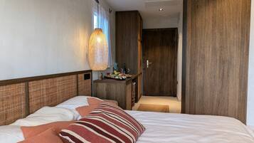 1 bedroom, bed sheets