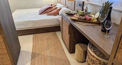 Charming B&B "Suite 2" in Drvenik Mali with a host of luxurious amenities.