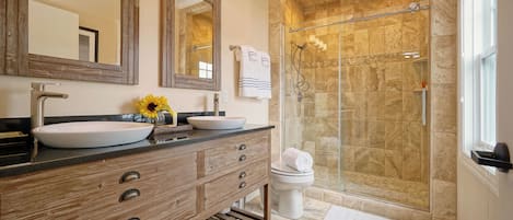 Douche, séchoir à cheveux, serviettes fournies, savon