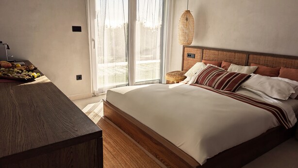 1 bedroom, bed sheets
