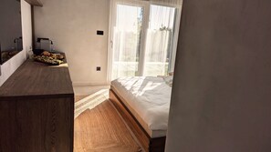 1 bedroom, bed sheets