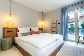 1 bedroom, bed sheets