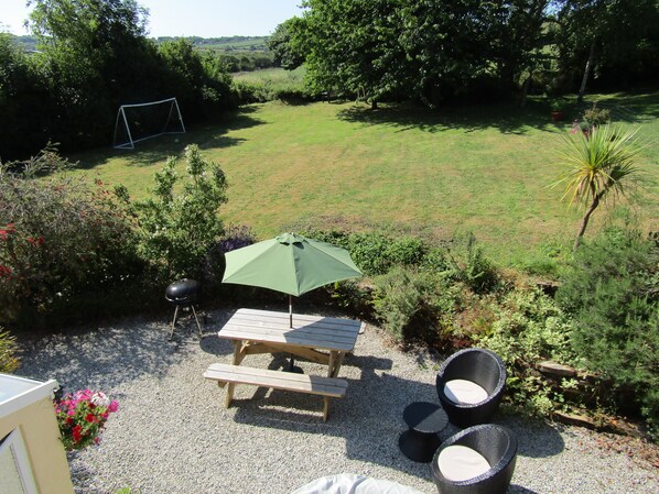 Outdoor dining - CORNISH TRANQUIL COTTAGE NR PERRANPORTH BEACH,PET FRIENDLY,GARDEN,PARKING,BBQ (Callestick)
