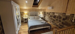 2 bedrooms, iron/ironing board, WiFi