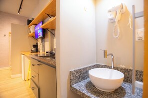 SUH Copacabana 98 | Bathroom | Shower, hair dryer, towels, toilet paper - 360 Copa Galeria Ritz By SUHCasa (Rio de Janeiro)