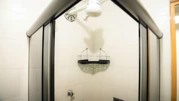 SUH Copacabana 6 | Banheiro | Chuveiro, secador de cabelo, toalhas de banho, papel higiênico