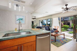 Interior - Casa De Emdeko 134: Stunning High End Remodeled Grnd Flr condo close to beach (Kailua Kona)