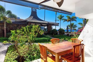 Outdoor dining - Casa De Emdeko 134: Stunning High End Remodeled Grnd Flr condo close to beach (Kailua Kona)