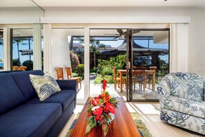 TV - Casa De Emdeko 134: Stunning High End Remodeled Grnd Flr condo close to beach (Kailua Kona)