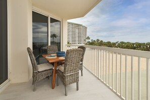 Outdoor dining - Coastal Beachfront Condo w/ Beach Service Included in Destin! 🏖🐚 (Destin)